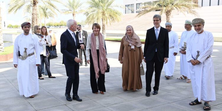 حرمُ الرئيس الألماني تزور مركز تاريخ العلوم بالجامعة الألمانية للتكنولوجيا في عُمان