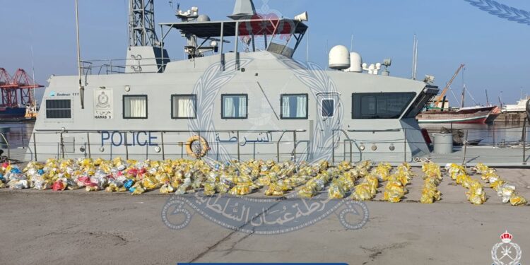 القبض على 5 أشخاص حاولوا تهريب ألف رزمة من مخدر القات بظفار