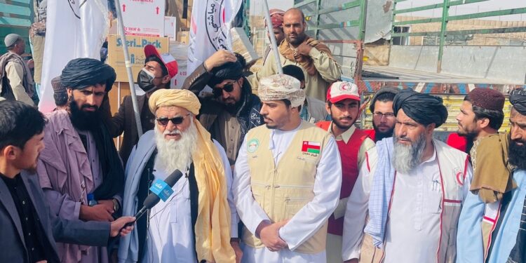 الهيئة العمانية للأعمال الخيرية تسلَم الهلال الأحمر الأفغاني ٨٨ طنًّا من المساعدات الإغاثية والطبية