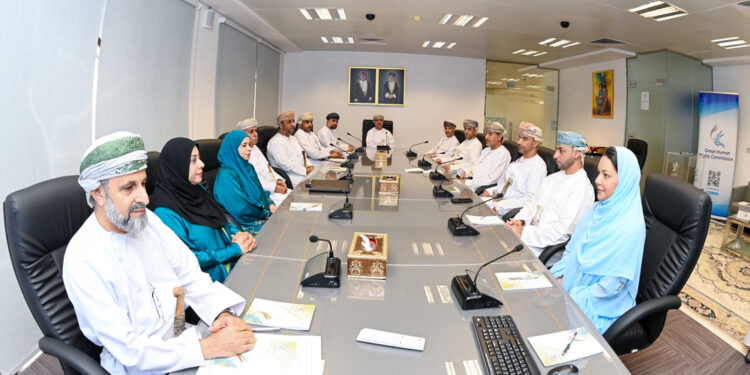 اللجنة العُمانية لحقوق الإنسان تنتخب رئيسًا لها ونائبًا له في اجتماعها الأول 1 اللجنة العُمانية لحقوق الإنسان تنتخب رئيسًا لها ونائبًا له في اجتماعها الأول