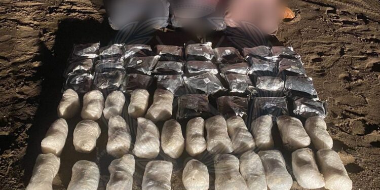 القبض على 3 أشخاص هرّبوا أكثر من خمسين كيلوجرامًا من مخدر الكريستال بشمال الباطنة