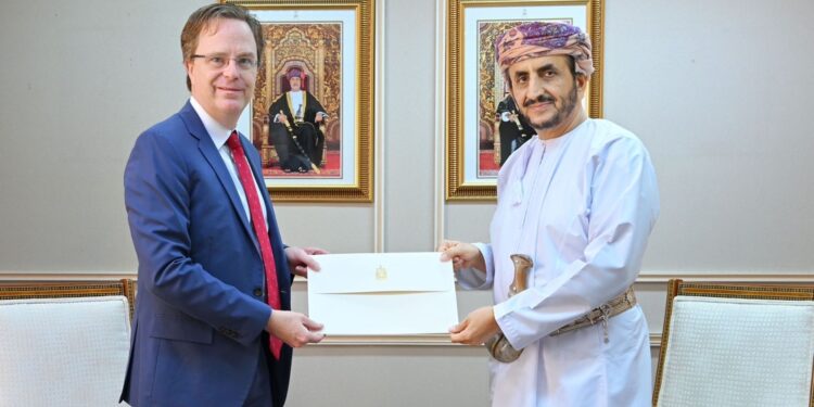 وكيل وزارة الخارجية للشؤون السياسية يتسلّم نسخة من أوراق اعتماد سفير كندا المعيّن لدى سلطنة عُمان