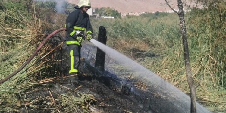 إخماد حريق شب في مخلفات زراعية ⁧‫بنزوى