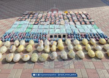 القبض على 3 أشخاص حاولوا تهريب 131 كيلوجرامًا من المخدرات بشمال الباطنة