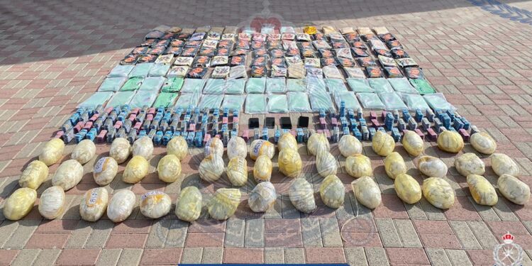 القبض على 3 أشخاص حاولوا تهريب 131 كيلوجرامًا من المخدرات بشمال الباطنة