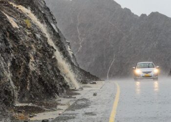 بدء تأثر أجواء سلطنة عمان بأخدود من منخفض جوي