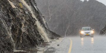 بدء تأثر أجواء سلطنة عمان بأخدود من منخفض جوي