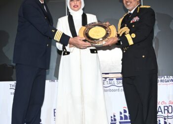 البحرية السلطانية تسلم جائزة السلطان قابوس للإبحار الشراعي بفرنسا