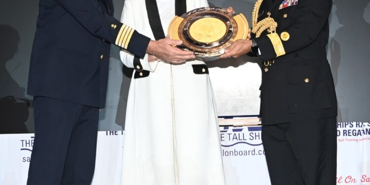 البحرية السلطانية تسلم جائزة السلطان قابوس للإبحار الشراعي بفرنسا 1 البحرية السلطانية تسلم جائزة السلطان قابوس للإبحار الشراعي بفرنسا