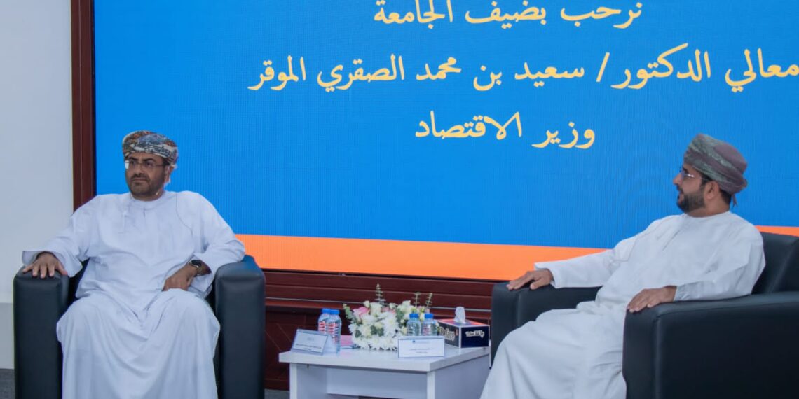 للتعريف بالخطط الوطنية.. وزير الاقتصاد الوطني يحاضر طلبة جامعة مسقط