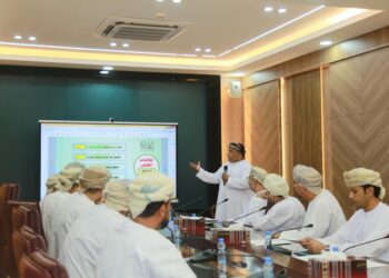 جمعية الصحفيين العمانية تستعرض فعاليات الملتقى مع محافظ جنوب الشرقية