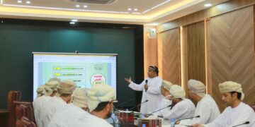 جمعية الصحفيين العمانية تستعرض فعاليات الملتقى مع محافظ جنوب الشرقية