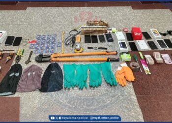 ‏القبض على 3 أشخاص سرقوا مبالغ مالية وهواتف نقالة وأجهزة إلكترونية بسمائل
