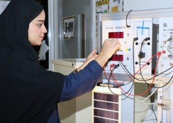 مشروع طلابي لإنتاج الهيدروجين الأخضر عن طريق التحليل الكهربائي للماء