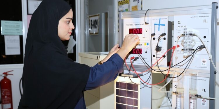 مشروع طلابي لإنتاج الهيدروجين الأخضر عن طريق التحليل الكهربائي للماء