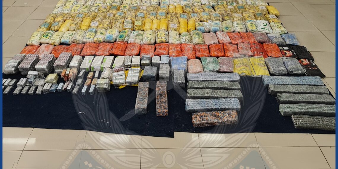 ضبط 6 أشخاص حاولوا تهريب 245 كيلوجراما من مخدر الكريستال في مسقط 1 ضبط 6 أشخاص حاولوا تهريب 245 كيلوجراما من مخدر الكريستال في مسقط