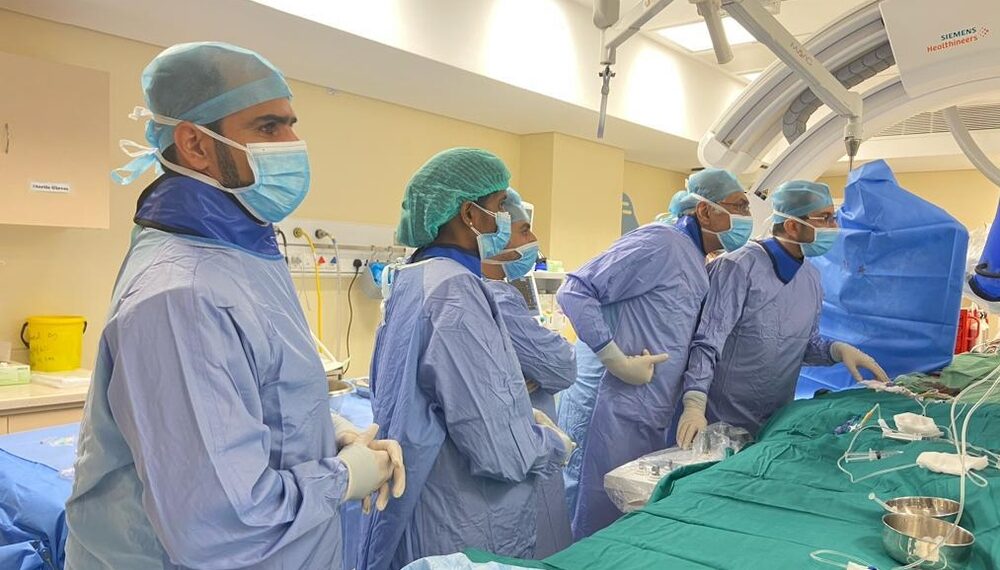فريقٌ طبيٌّ من مستشفى خولة ينجح في إجراء عملية عن طريق قسطرة الأوعية الدماغية لطفلة بمستشفى صحار