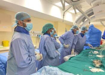 فريقٌ طبيٌّ من مستشفى خولة ينجح في إجراء عملية عن طريق قسطرة الأوعية الدماغية لطفلة بمستشفى صحار