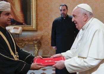 سفير سلطنة عُمان لدى الاتحاد السويسري يقدّم أوراق اعتماده إلى رئيس دولة حاضرة الفاتيكان