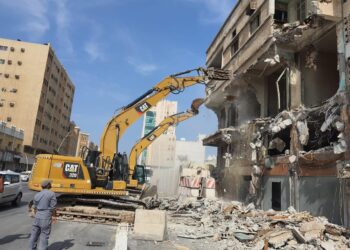 أمانة الشرقية: إزالة مبنى آيل للسقوط في وسط الدمام