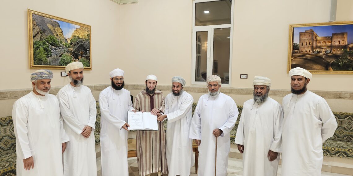 العمانية للعناية بالقرآن تقيم جلسة ختم القرآن الكريم برواية ورش عن نافع لمدير مركزها بولاية بوشر 1 العمانية للعناية بالقرآن تقيم جلسة ختم القرآن الكريم برواية ورش عن نافع لمدير مركزها بولاية بوشر