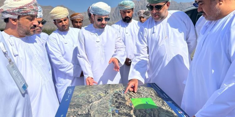 عدد من الوزراء يزورون قرية “وكان” ومشروع الطريق المؤدي إلى الجبل الأخضر