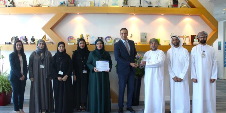 تتويج بنك مسقط بجائزتين لتميزه في مجال تحويل الأموال من بنك جي.بي مورجان