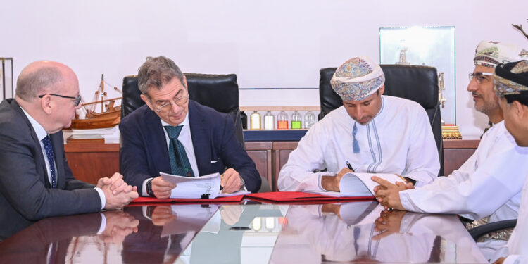 توقيع اتفاقية امتياز تنقيب واستكشاف النفط والغاز في منطقتي الامتياز 38 و74 بمحافظة ظفار