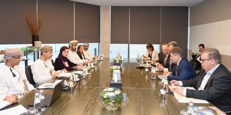وزير الطاقة والمعادن يلتقي مسؤولًا ألمانيًّا
