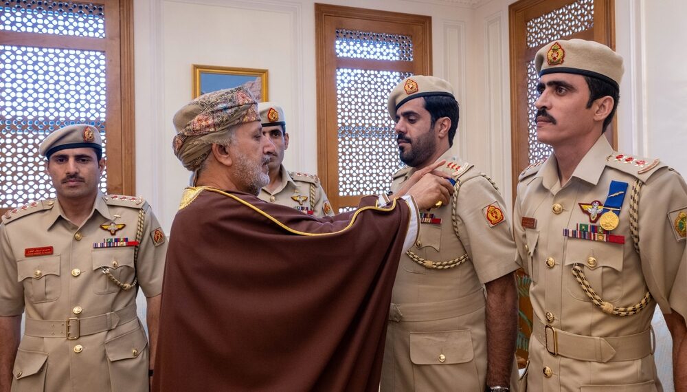 جلالةُ السلطان المعظّم يُنعم بميداليتي الخدمة الممتازة والثناء السُّلطاني على عددٍ من المنتسبين العسكريين بشؤون البلاط السلطاني