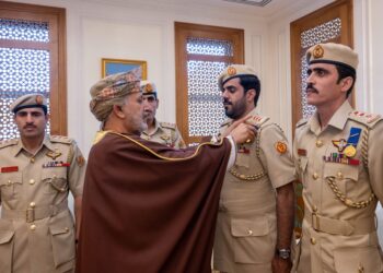 جلالةُ السلطان المعظّم يُنعم بميداليتي الخدمة الممتازة والثناء السُّلطاني على عددٍ من المنتسبين العسكريين بشؤون البلاط السلطاني