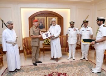 جلالة السلطان ينعم بوسام عُمان العسكري من الدرجة الثانية لكبير الضباط البريطانيين المعار