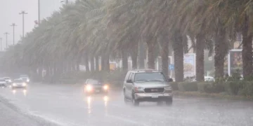 تأثر أجواء سلطنة عمان بأخدود منخفض جوي