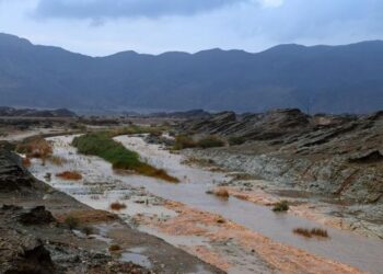 مؤشرات بتأثر أجواء سلطنة عُمان بأخدود من منحفض جوي