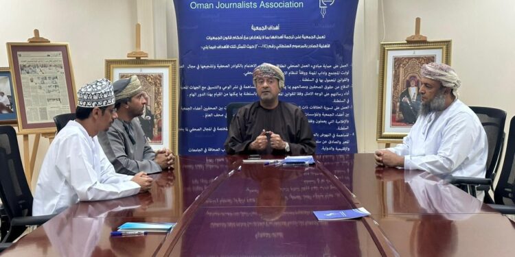 اللجنة الإعلامية الثقافية بجمعية الصحفيين العمانية تستعرض انجازاتها