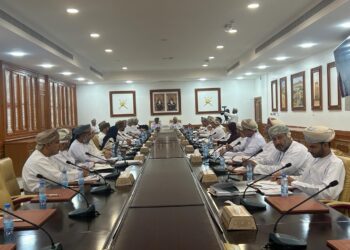 بلدي جنوب الباطنة يستعرض مشاريع الطرق والنقل البري والاستراتيجية اللوجستية