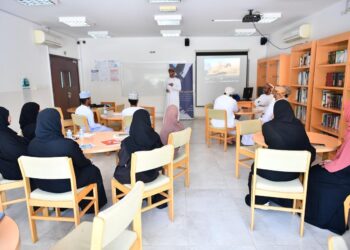 اللجنة البيئية الطلابية بإدارة البيئة بمحافظة شمال الشرقية تعقد اجتماعا بجامعة التقنية والعلوم التطبيقية بإبراء