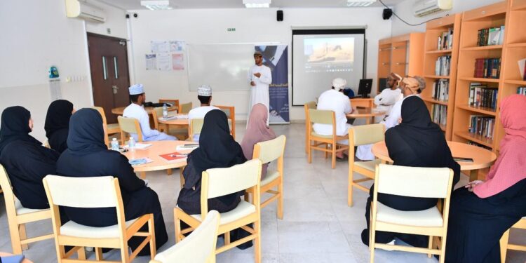 اللجنة البيئية الطلابية بإدارة البيئة بمحافظة شمال الشرقية تعقد اجتماعا بجامعة التقنية والعلوم التطبيقية بإبراء