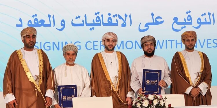 مدينة صحار الصناعية توقّع (4) عقود استثمارية بأكثر من (17) مليون ريال عماني