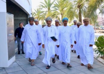 محافظ جنوب الباطنة يقف على سوق بركاء وميناء الصيد البحري