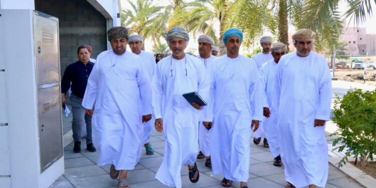 محافظ جنوب الباطنة يقف على سوق بركاء وميناء الصيد البحري