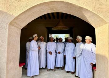 محافظ جنوب الباطنة يزور حصن المصنعة ومشروع حصن برج ال خميس