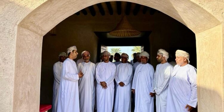 محافظ جنوب الباطنة يزور حصن المصنعة ومشروع حصن برج ال خميس