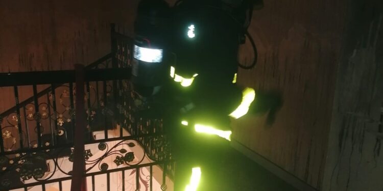 إخماد حريق شب في منزل بعبري