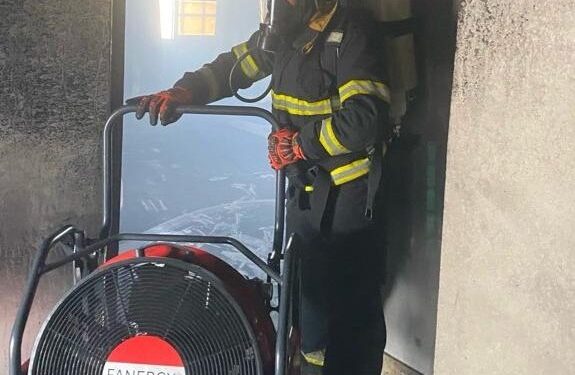 إخماد حريق شب في منزل بولاية أدم 1 إخماد حريق شب في منزل بولاية أدم