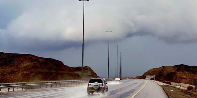 بدءًا من الأحد القادم.. تأثر أجواء سلطنة عمان بمنخفض جوي