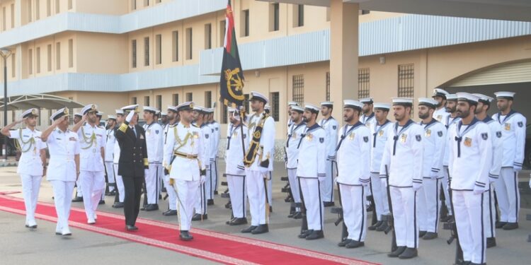 قائد البحرية السُّلطانية العُمانية يستقبل رئيس أركان قوات الدفاع الذاتي للبحرية اليابانية