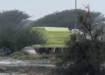 إنقاذ امرأة إثر احتجاز مركبتها في مجرى وادٍ ⁧‫بشناص‬⁩