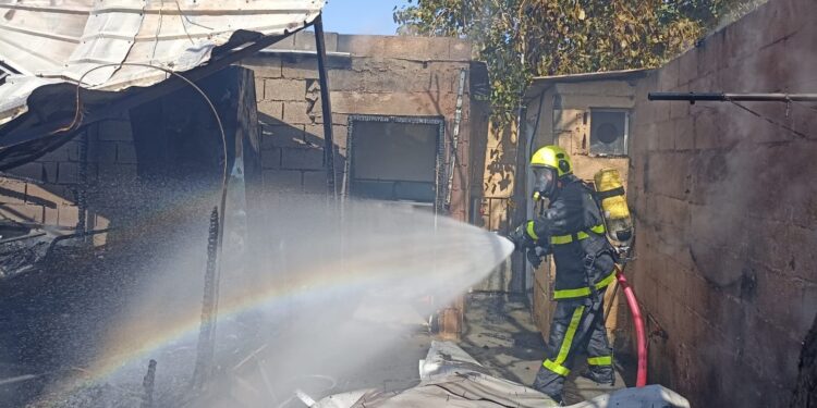 إخماد حريق شب في سكن عمال “كرفان” ببوشر‬⁩