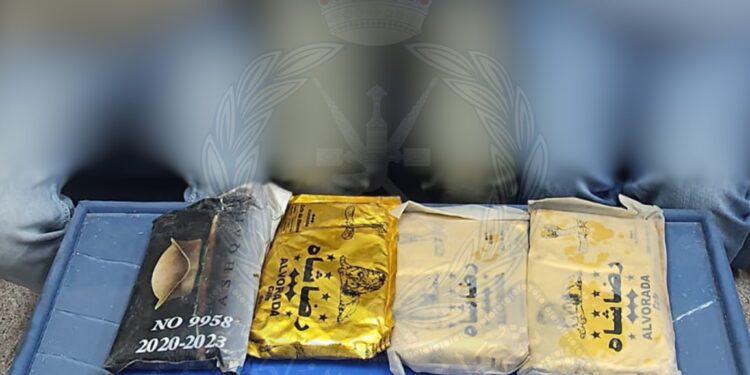 ضبط 3 وافدين بحوزتهم كميات من مخدر الحشيش في السويق